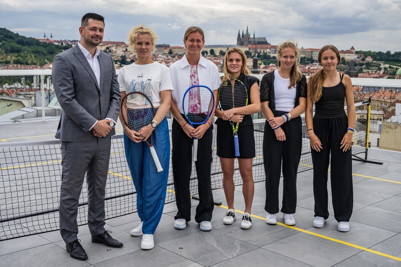 Zleva ředitel turnaje Miroslav Malý a Kateřina Siniaková, Marie Bouzková, Sára Bejlek a sestry Alena a Jana Kovačkovy