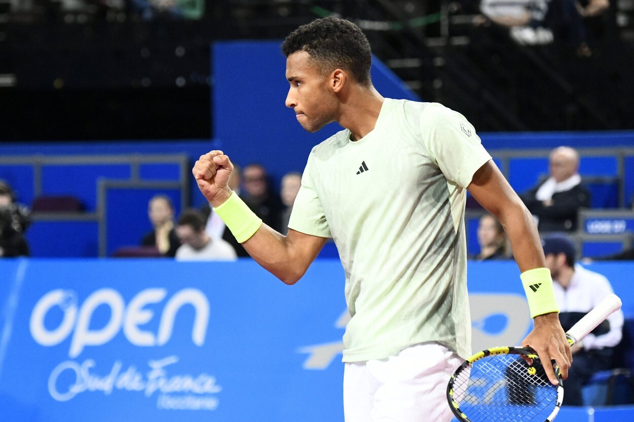 Félix Auger-Aliassime slaví vítězný míč.