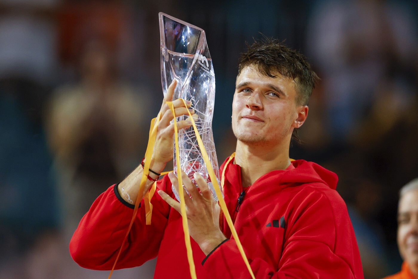 Jakub Menšík s trofejí za triumf v Miami.