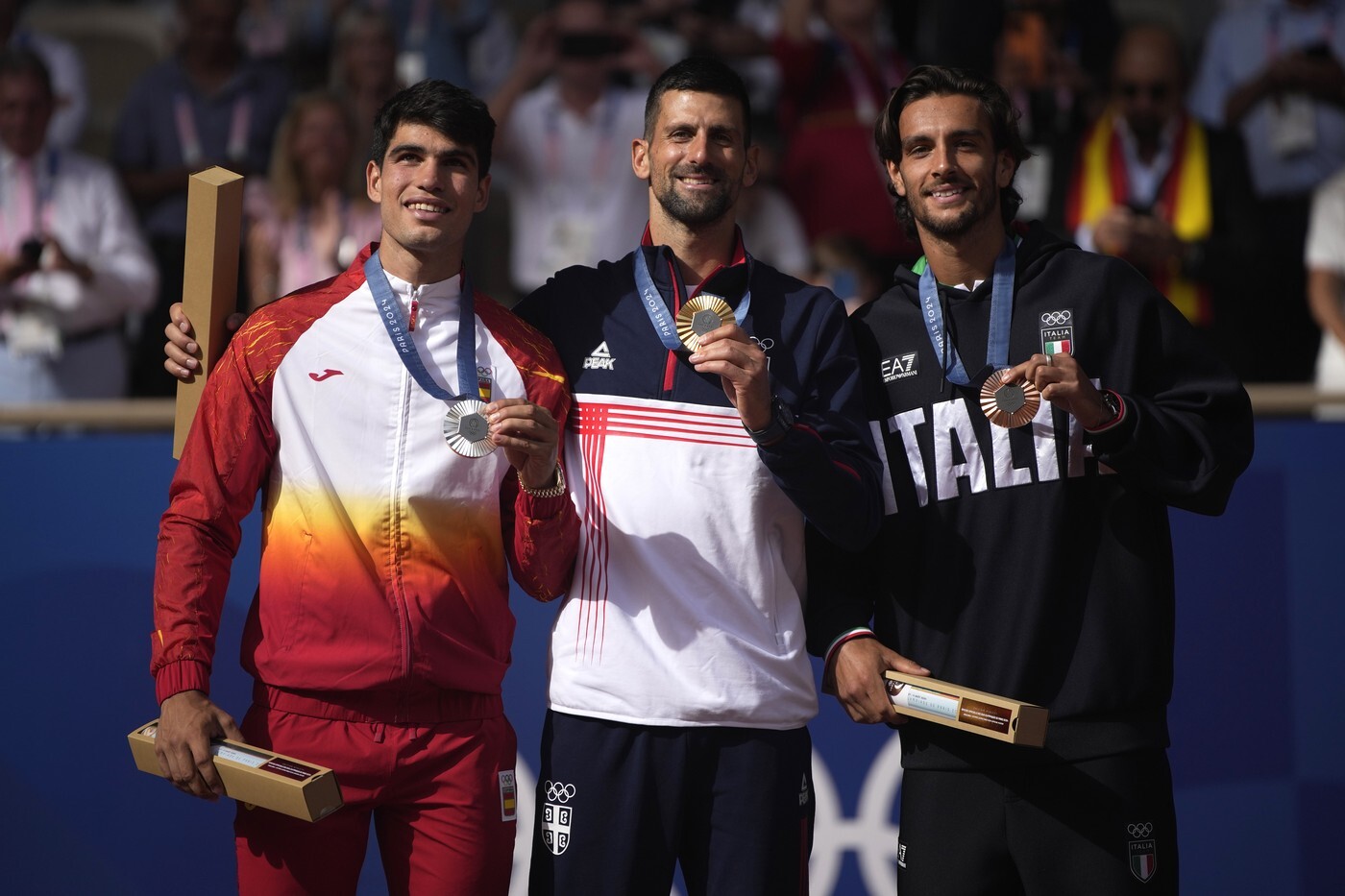 Olympijští medailisté Carlos Alcaraz, Novak Djokovič a Lorenzo Musetti
