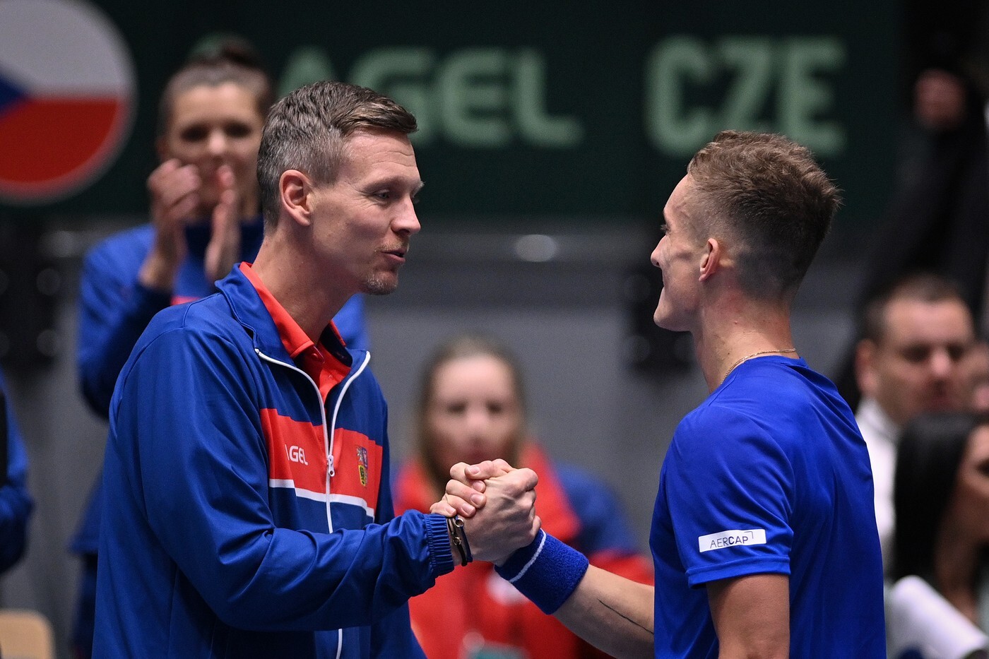 Tomáš Berdych se zdraví s Jiřím Lehečkou
