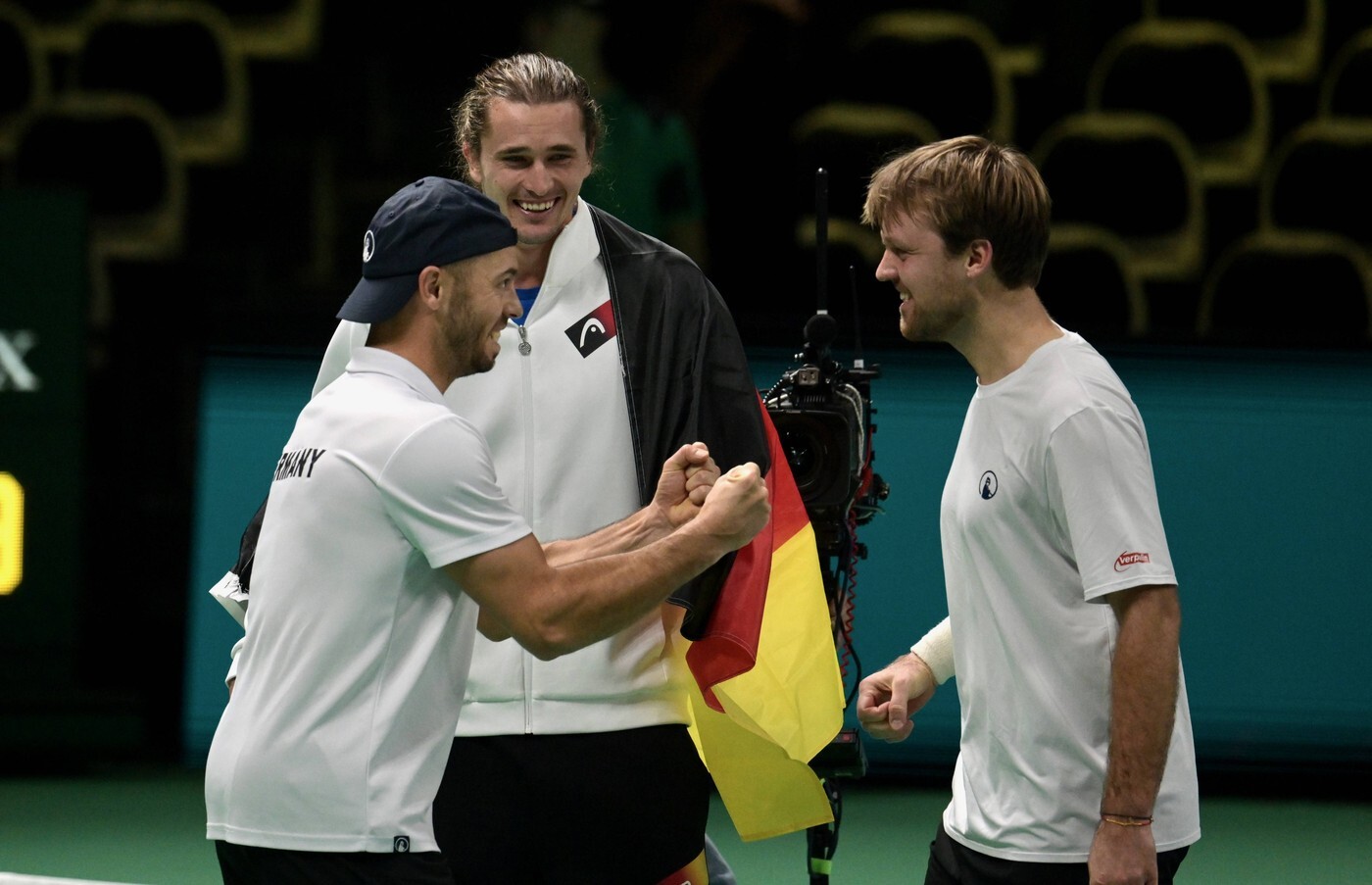 Kevin Krawietz a Tim Pütz se radují z postupu do semifinále