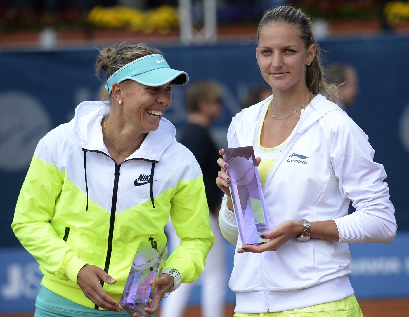Lucie Hradecká a vítězka Karolína Plíšková v roce 2015.